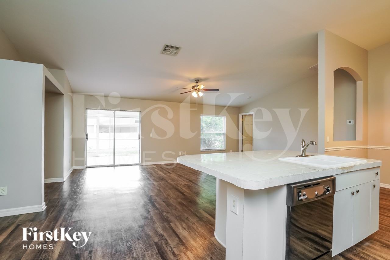 1229 Sw 18th Ave - Photo 5 of 16