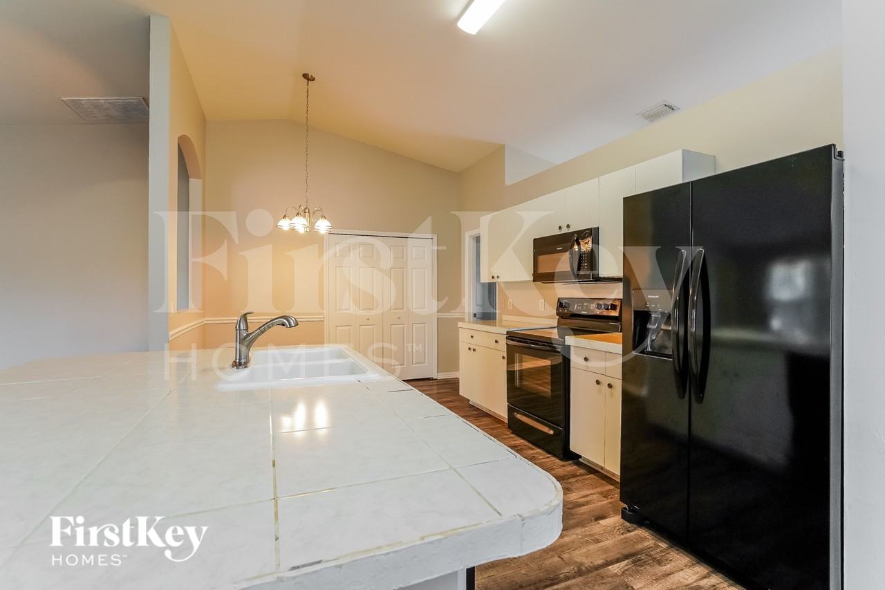 1229 Sw 18th Ave - Photo 7 of 16