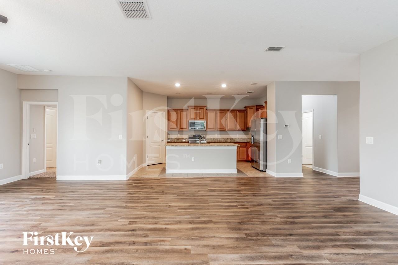 20241 Merry Oak Ave - Photo 3 of 16
