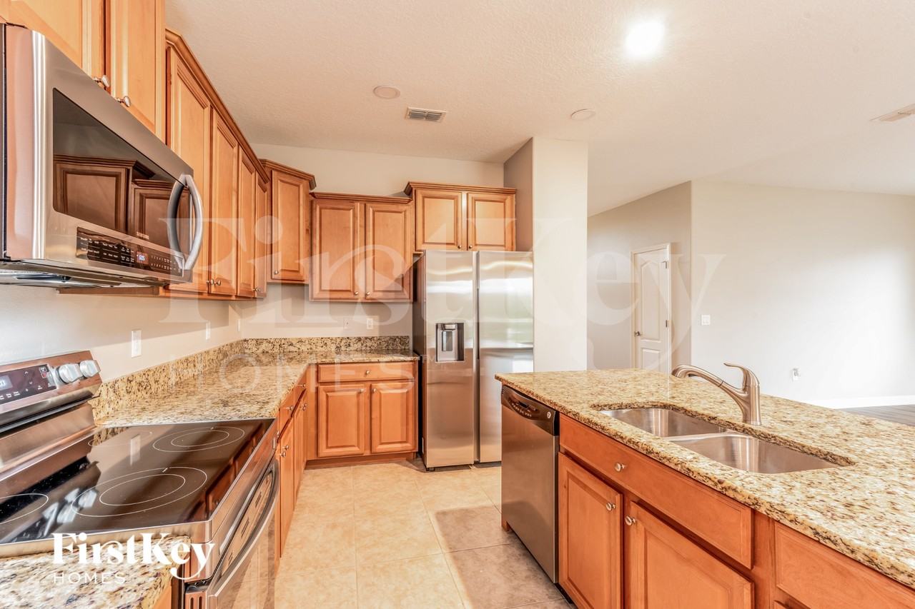 20241 Merry Oak Ave - Photo 5 of 16