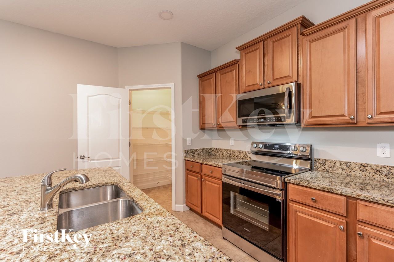 20241 Merry Oak Ave - Photo 6 of 16