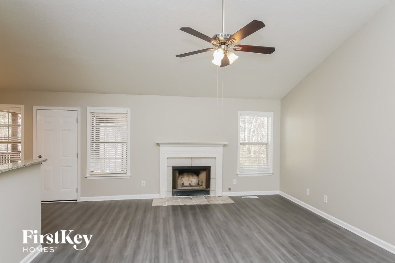 269 London Ln - Photo 3 of 15