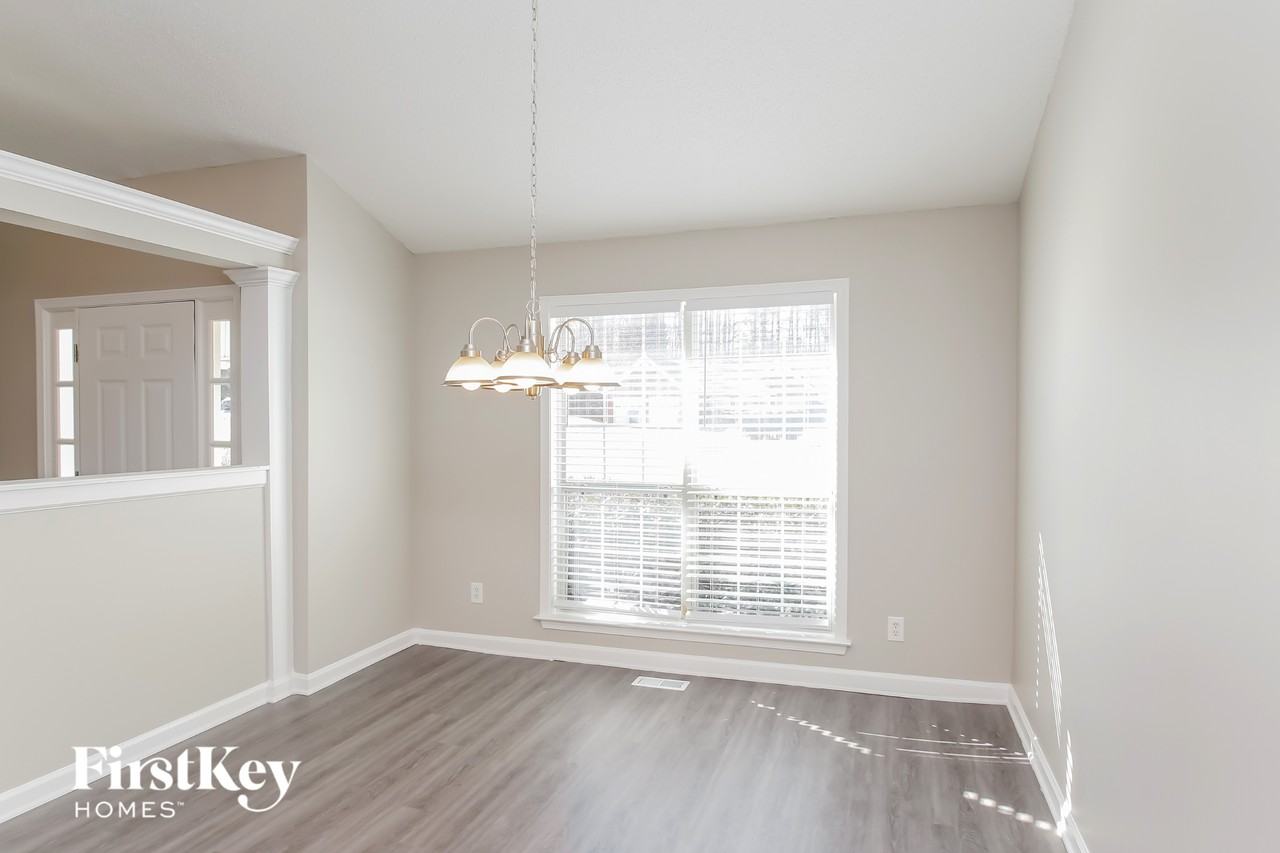 269 London Ln - Photo 4 of 15