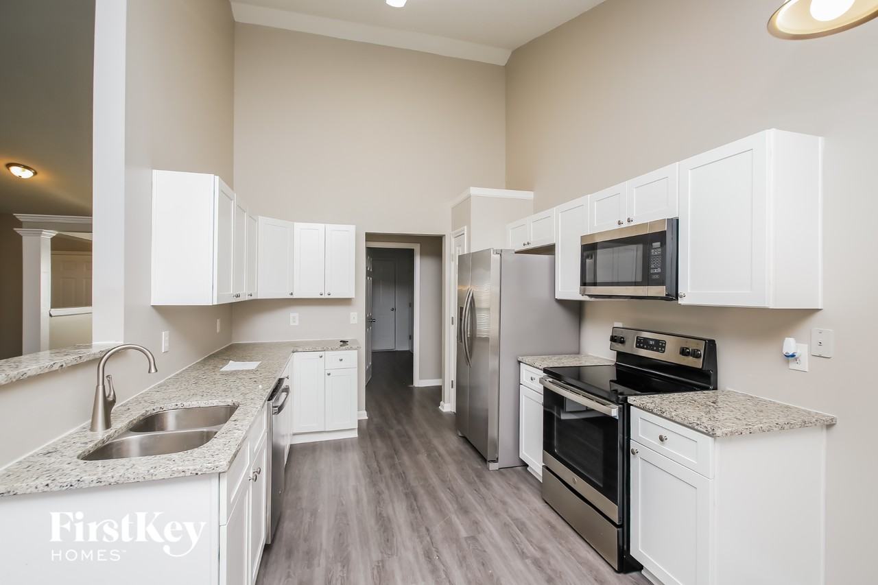 269 London Ln - Photo 5 of 15