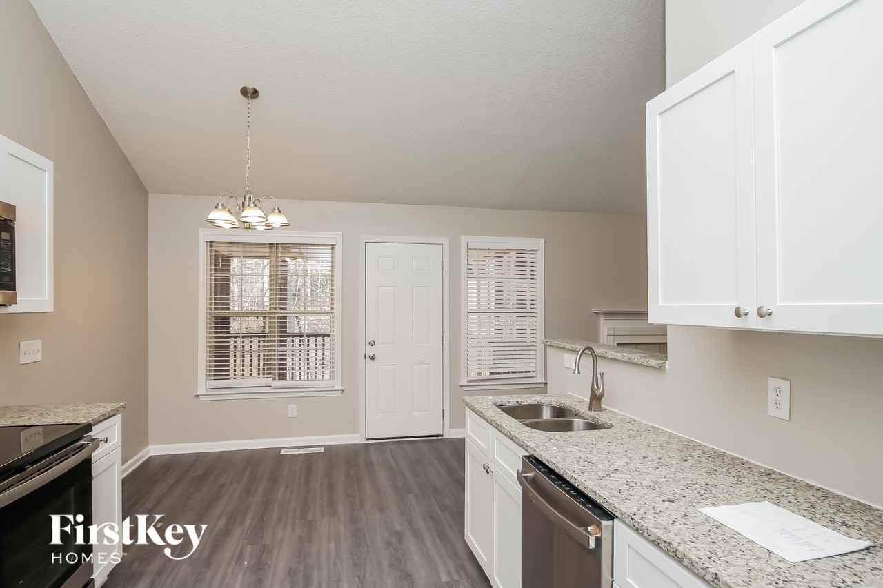 269 London Ln - Photo 6 of 15