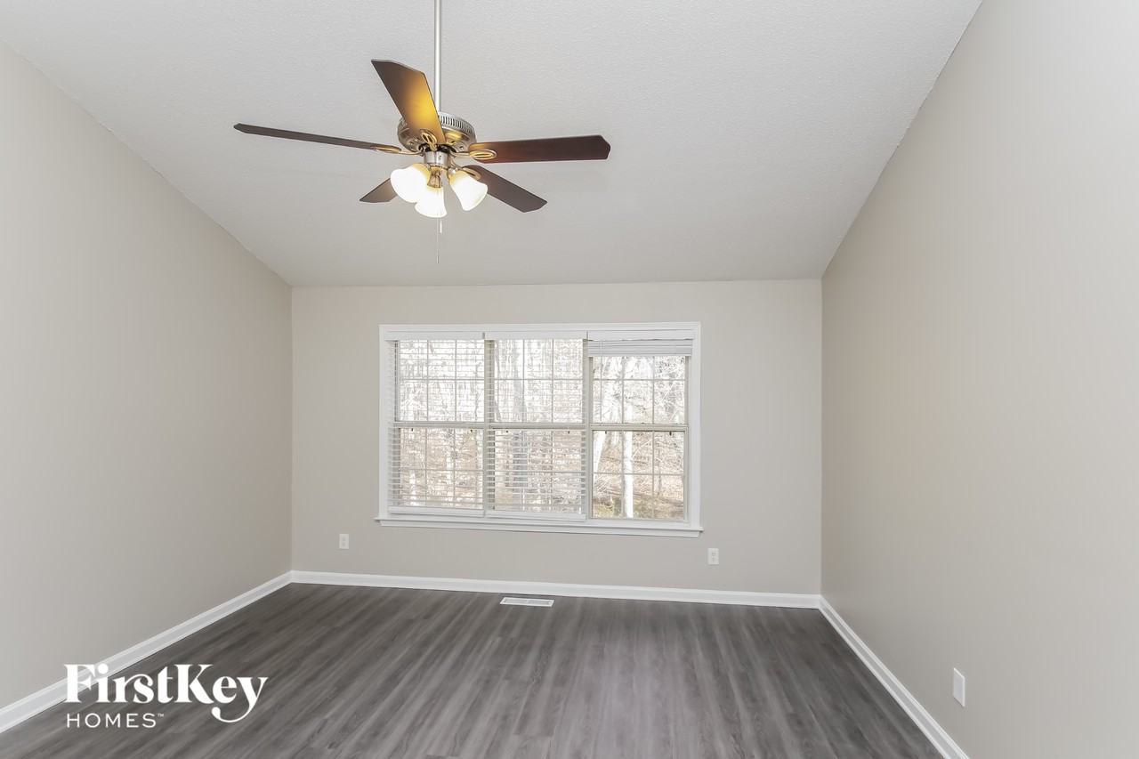 269 London Ln - Photo 7 of 15