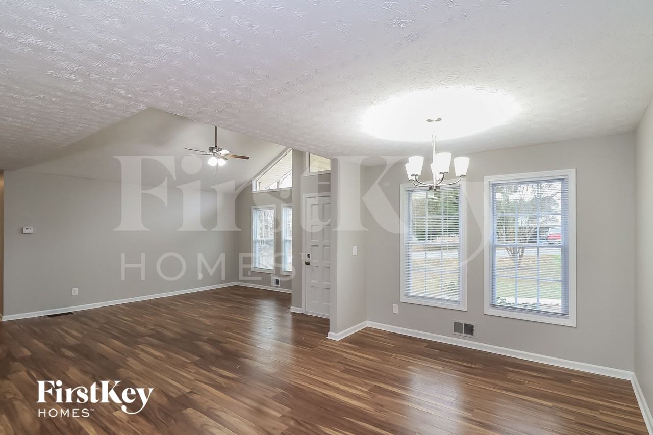 3152 Hamilton Rd - Photo 4 of 15