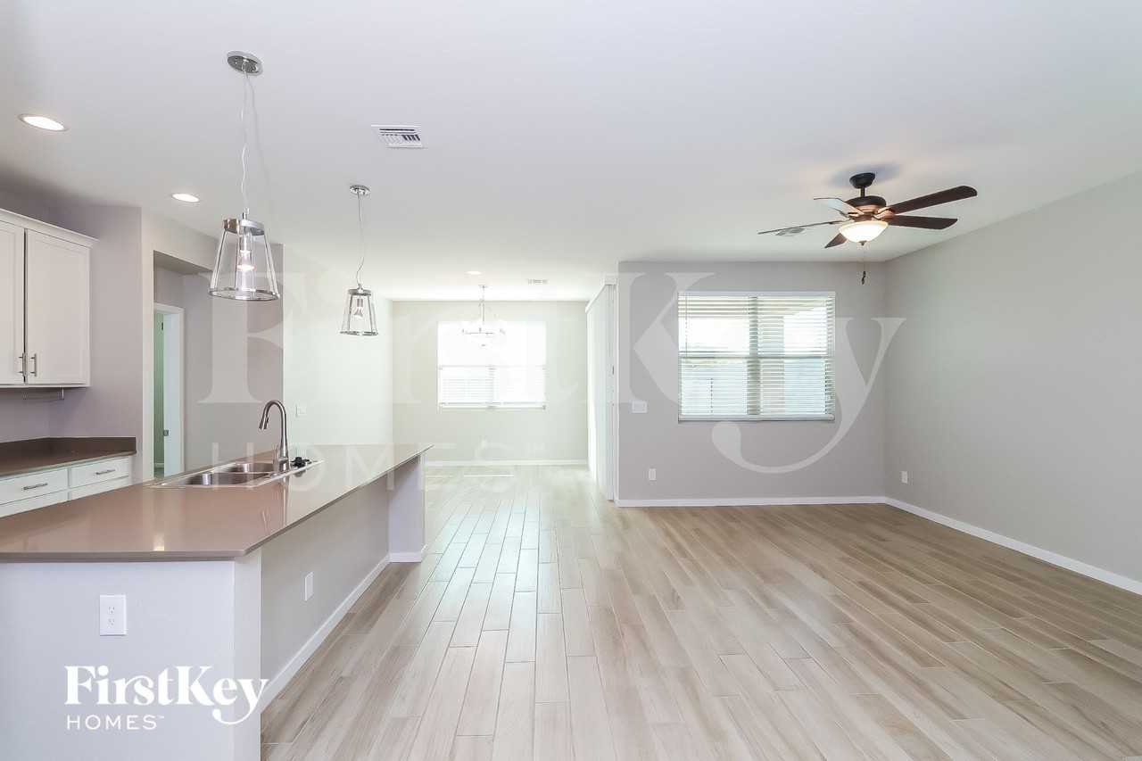 10245 W Wood St - Photo 3 of 15