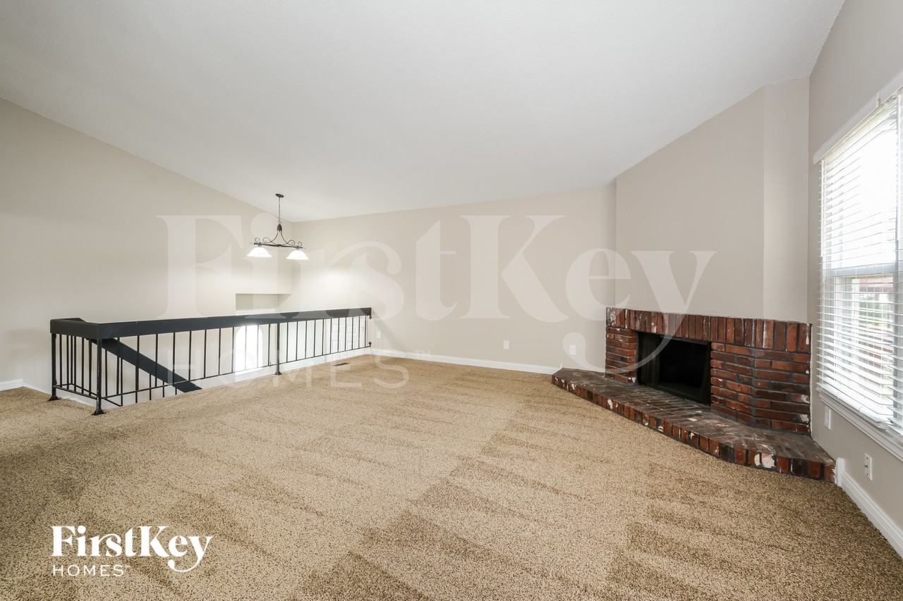 1226 Treetop Village Dr - Photo 3 of 18