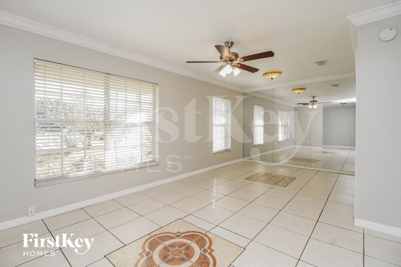 372 Fairgreen Pl - Photo 3 of 15