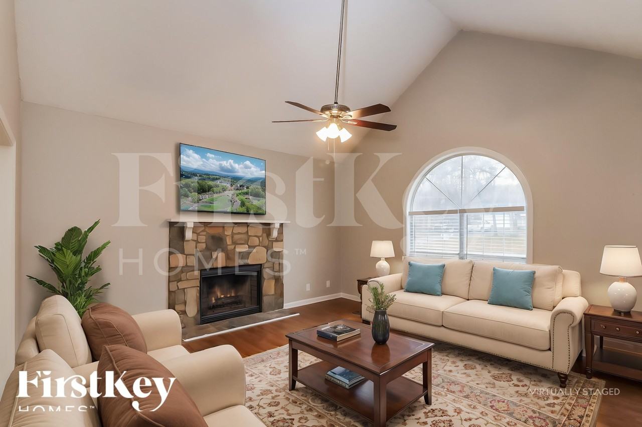 2570 Paul Thomas Dr - Photo 3 of 18