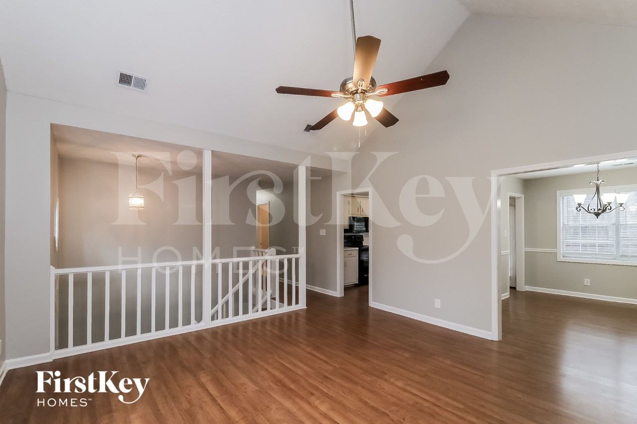 2570 Paul Thomas Dr - Photo 4 of 18