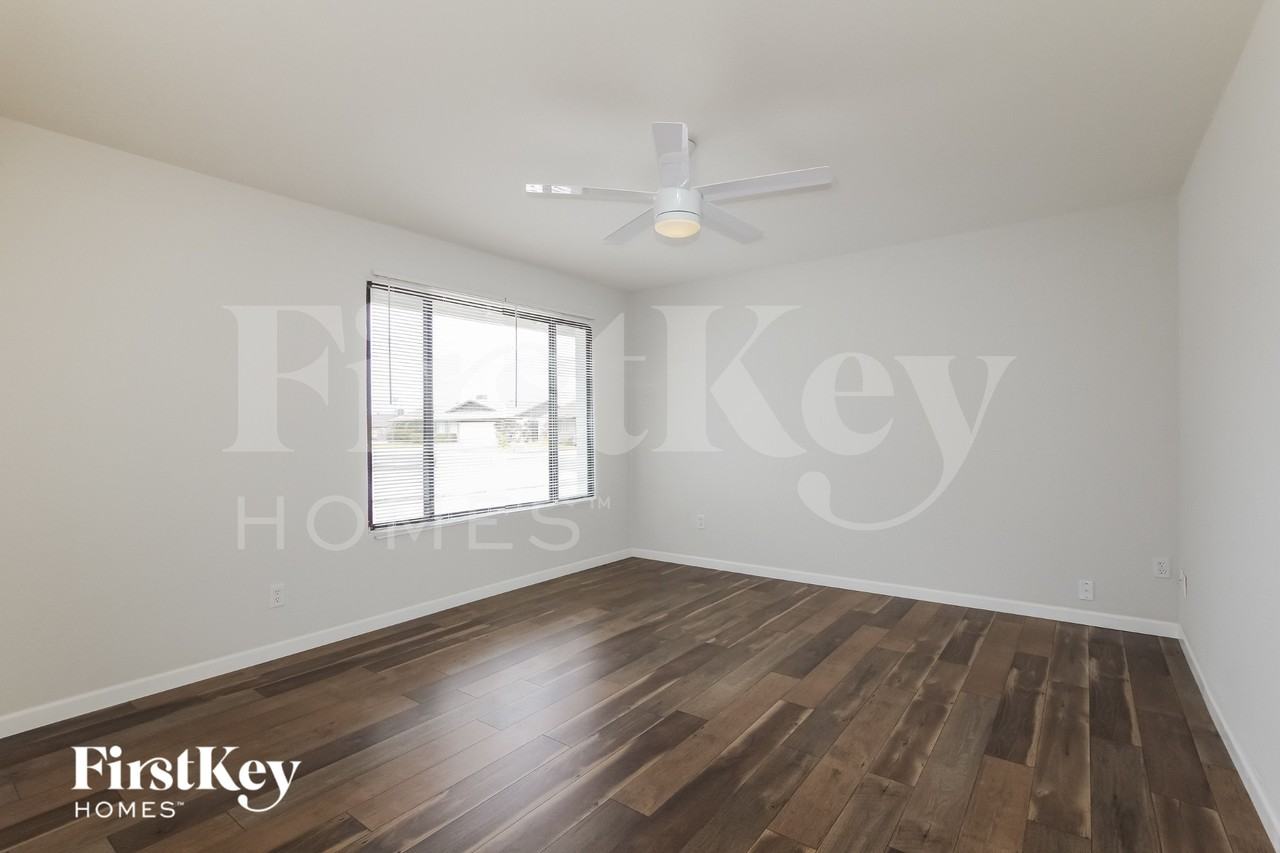 10843 N 45th Ave - Photo 3 of 18