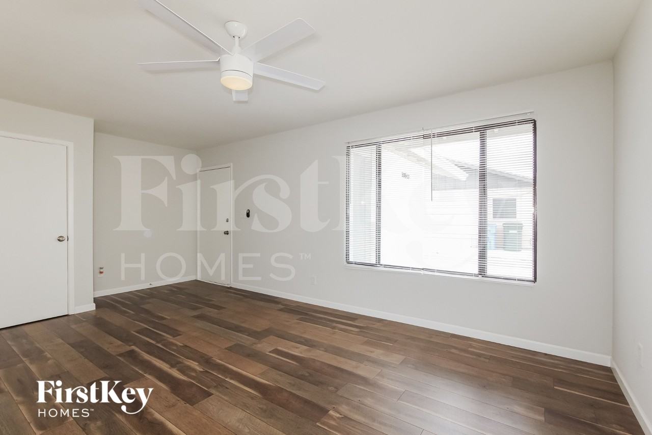 10843 N 45th Ave - Photo 5 of 18