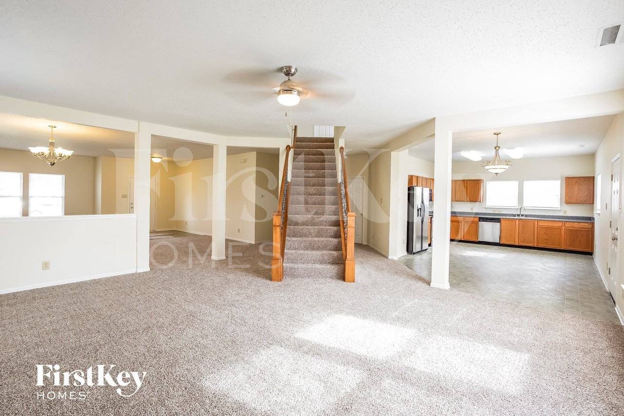 1079 King Maple Dr - Photo 3 of 15