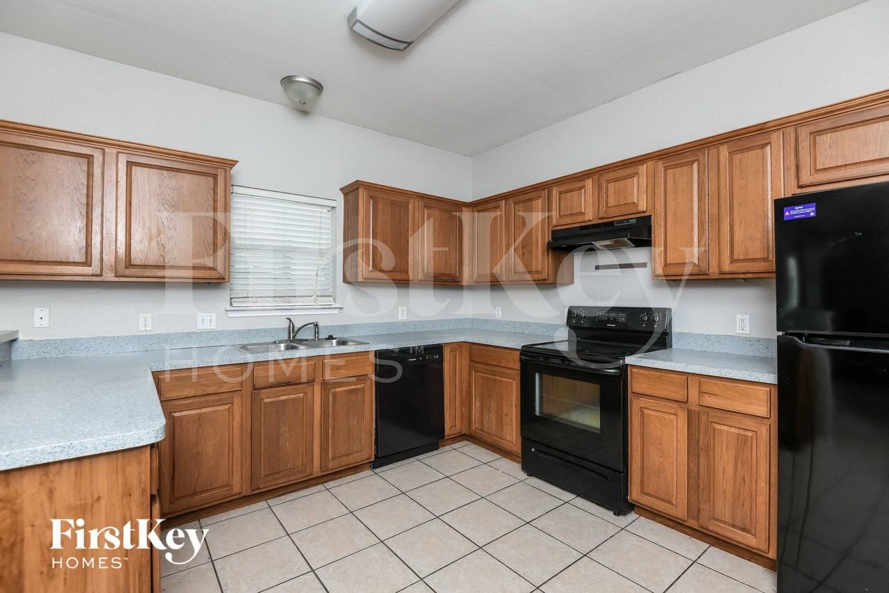 962 Heather St - Photo 5 of 15