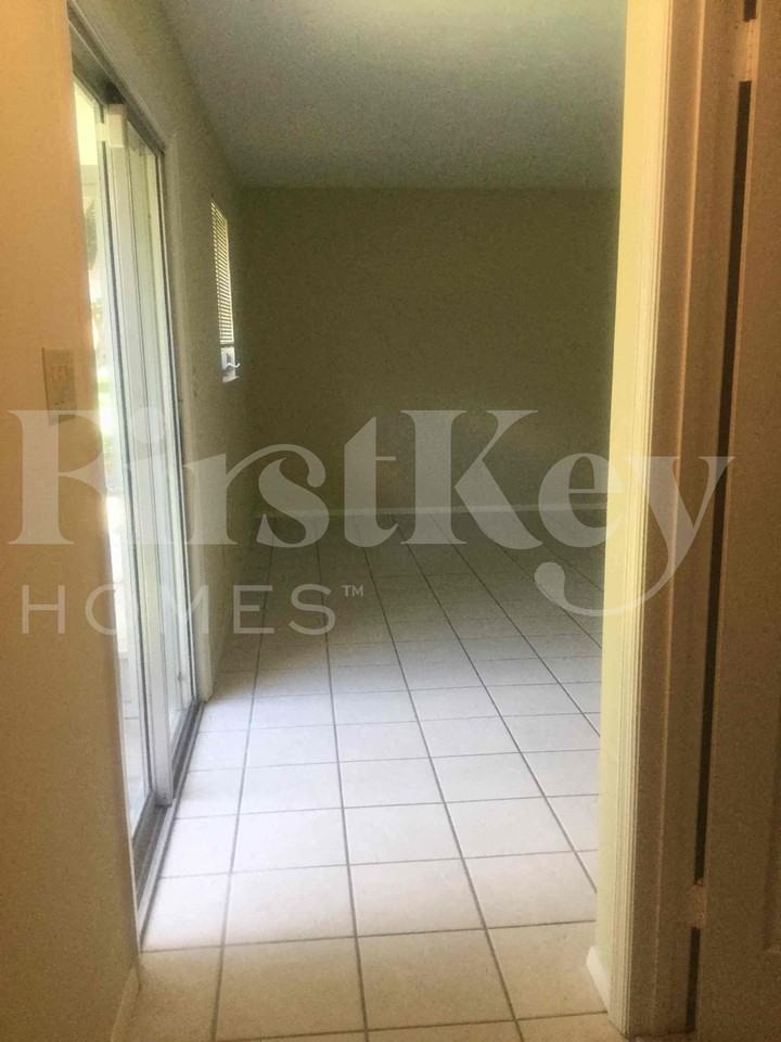 687 Sw Heather St - Photo 2 of 40