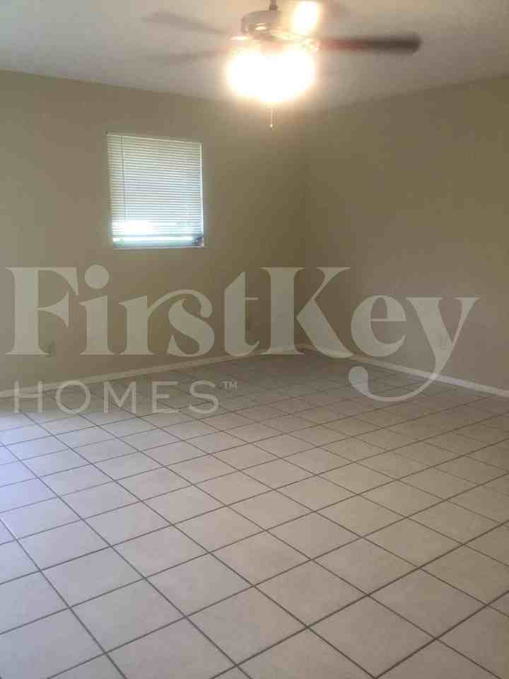 687 Sw Heather St - Photo 4 of 40