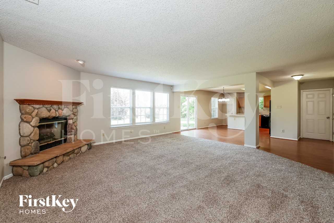5757 N Plymouth Ct - Photo 6 of 17