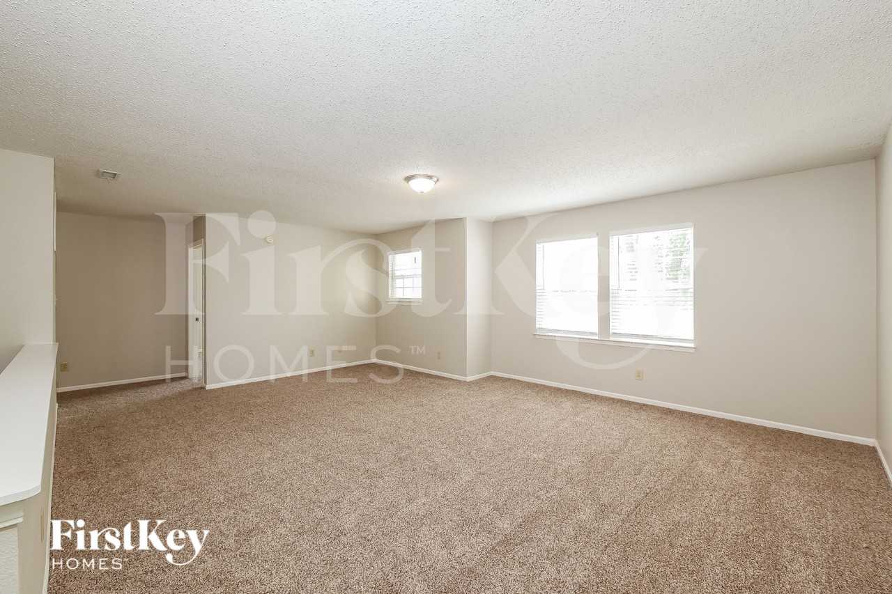 5757 N Plymouth Ct - Photo 7 of 17