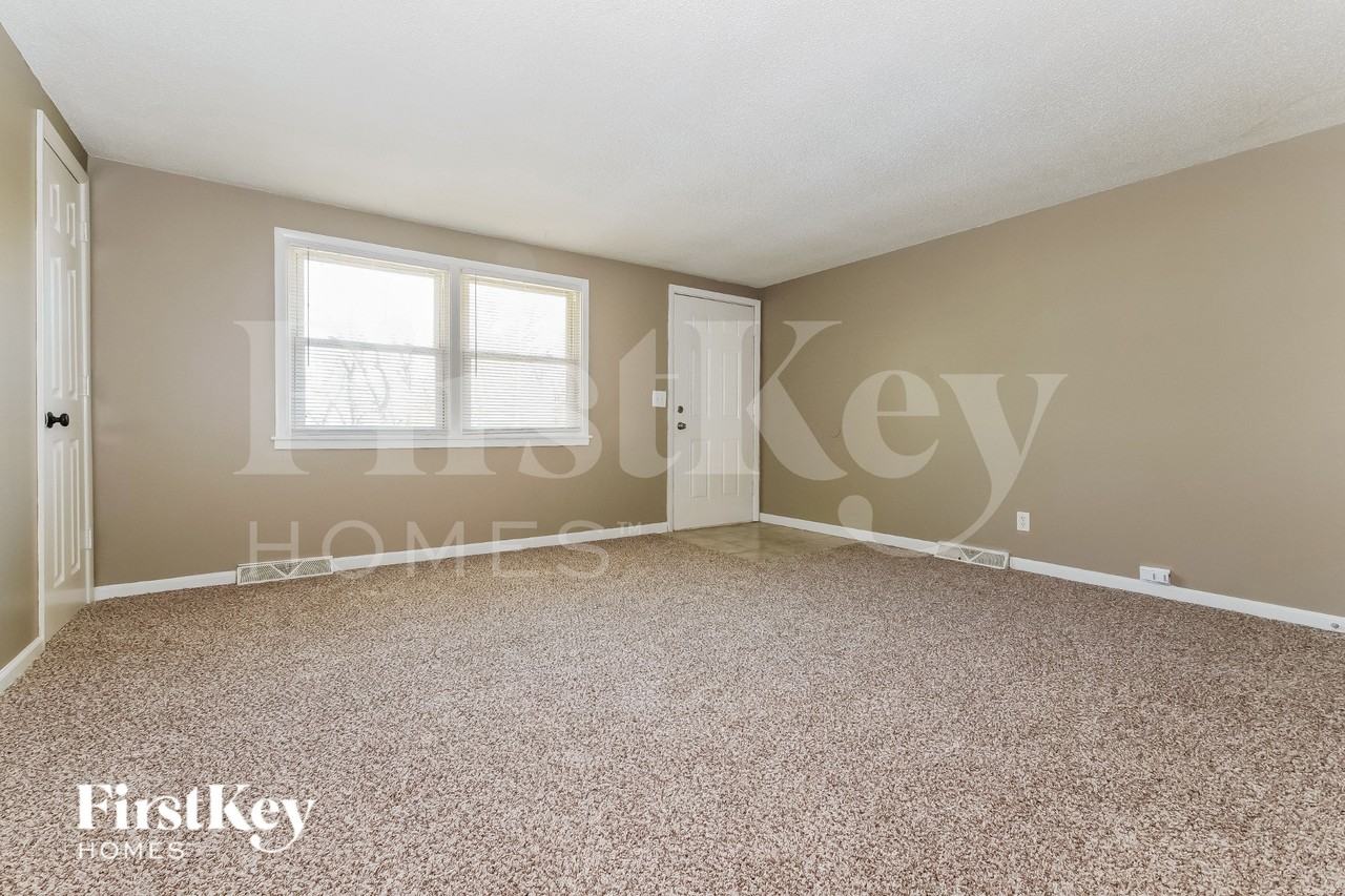 5042 N Bellaire Ave - Photo 3 of 19