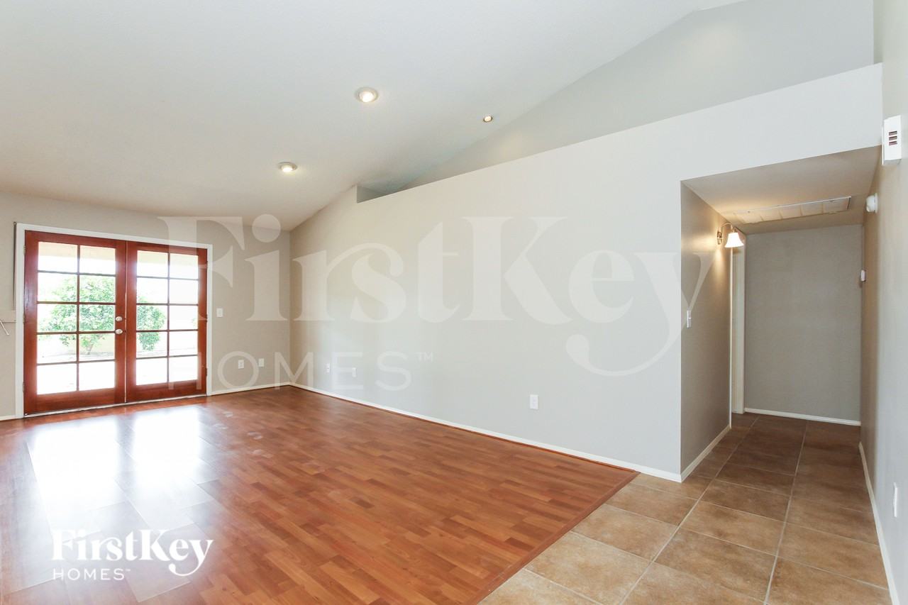 4323 E Beck Ln - Photo 3 of 18