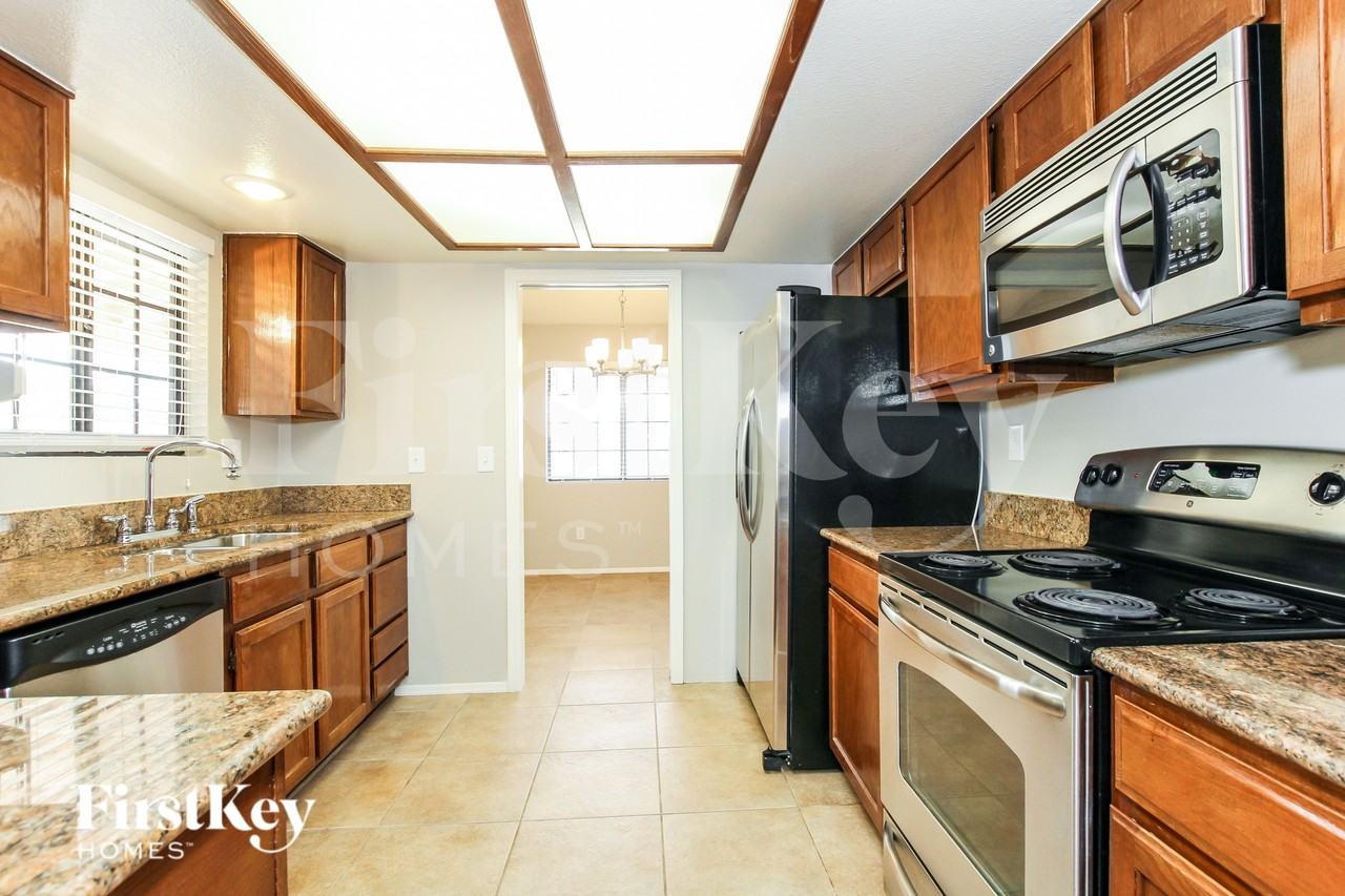 4323 E Beck Ln - Photo 6 of 18