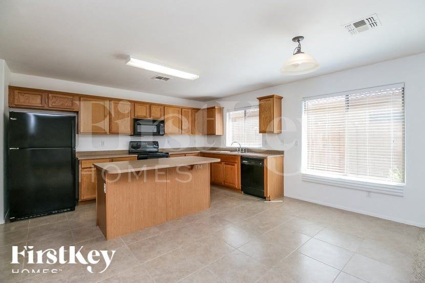 33140 N Cat Hills Ave - Photo 6 of 15