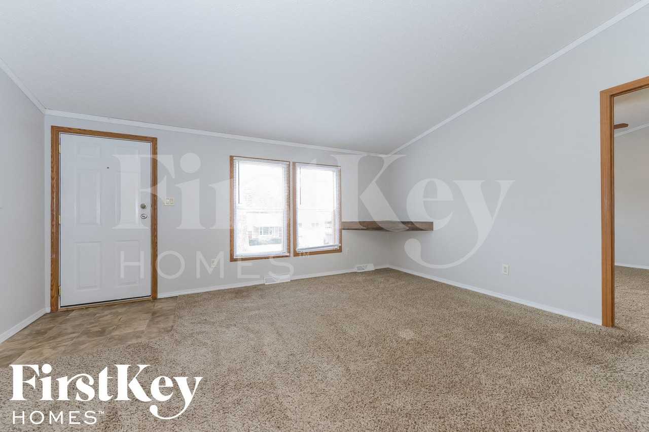 3304 N Spring St - Photo 3 of 15