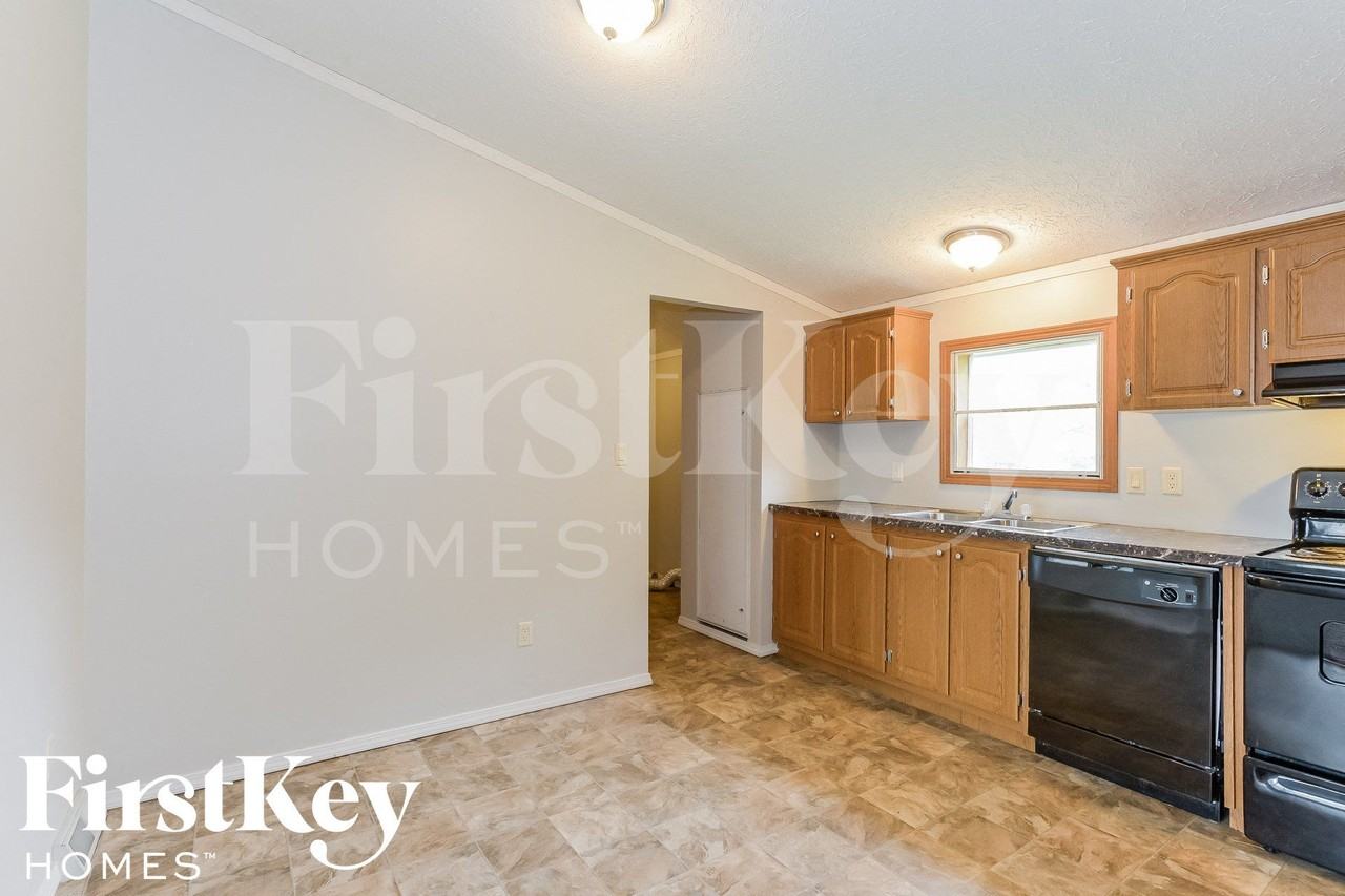 3304 N Spring St - Photo 6 of 15