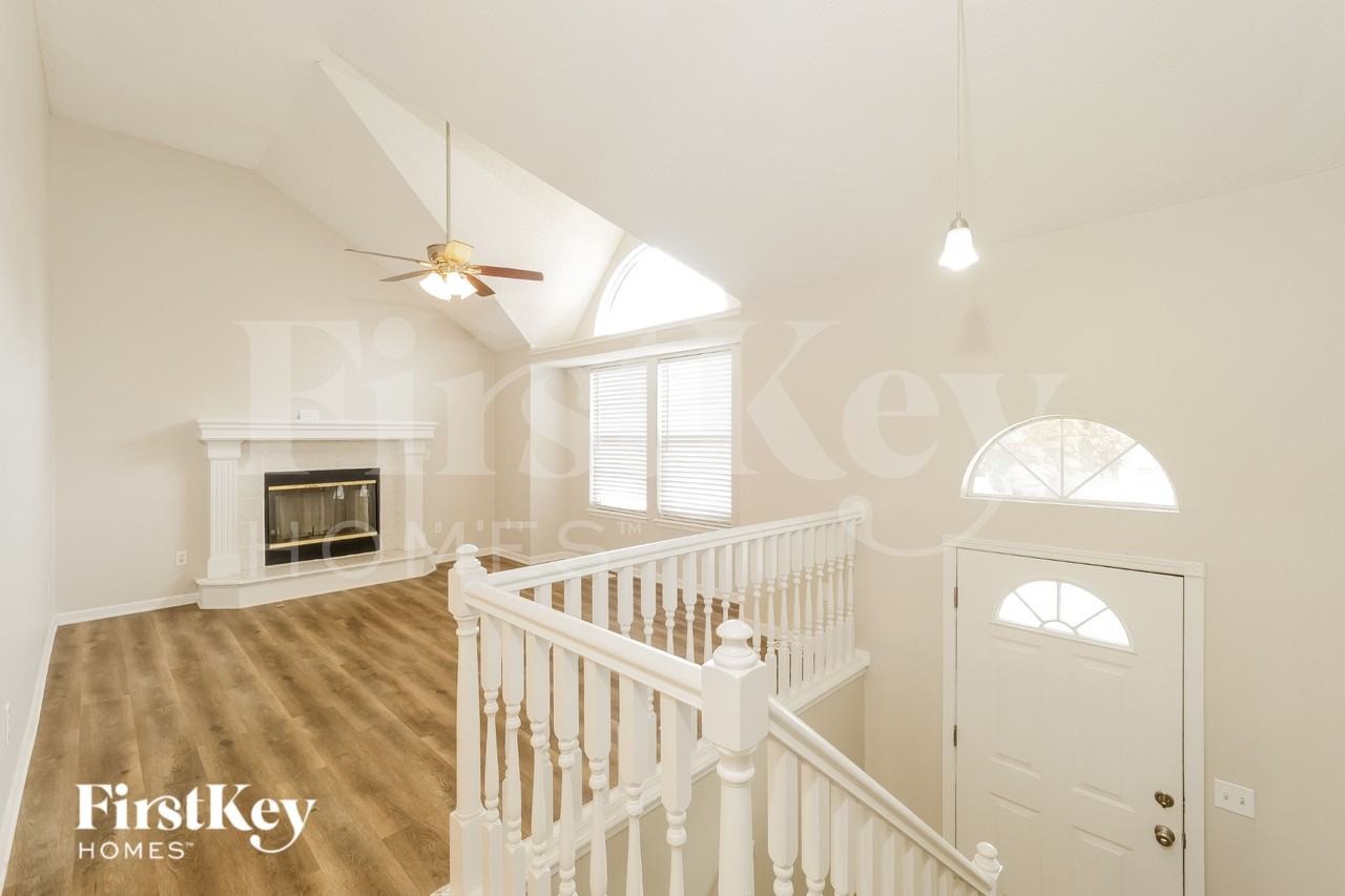 208 S Darrowby Dr - Photo 2 of 19