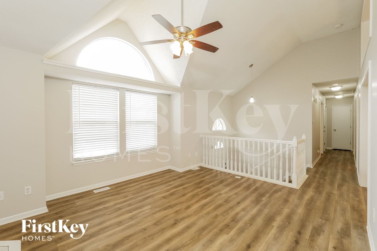 208 S Darrowby Dr - Photo 3 of 19