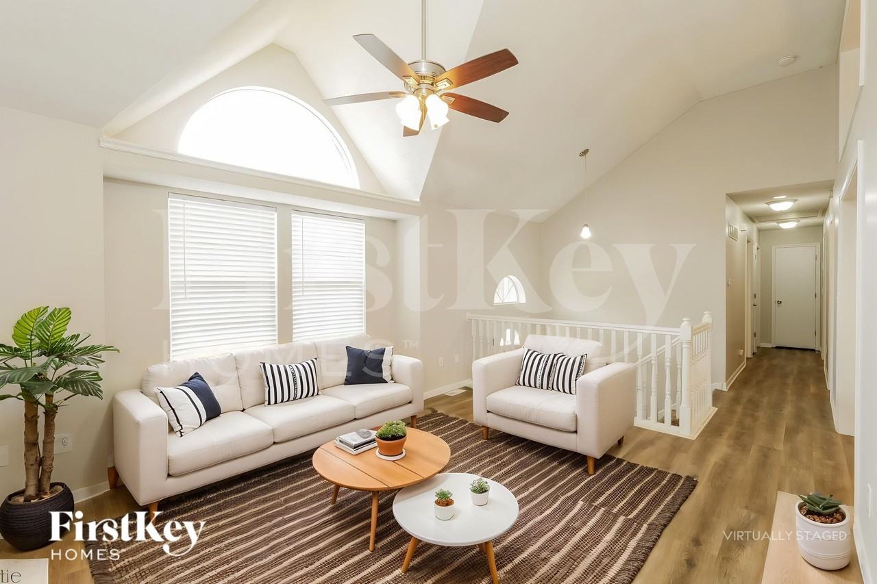 208 S Darrowby Dr - Photo 4 of 19