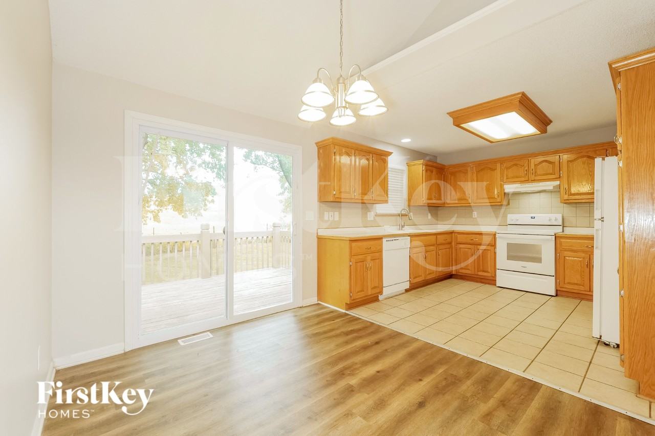 208 S Darrowby Dr - Photo 5 of 19