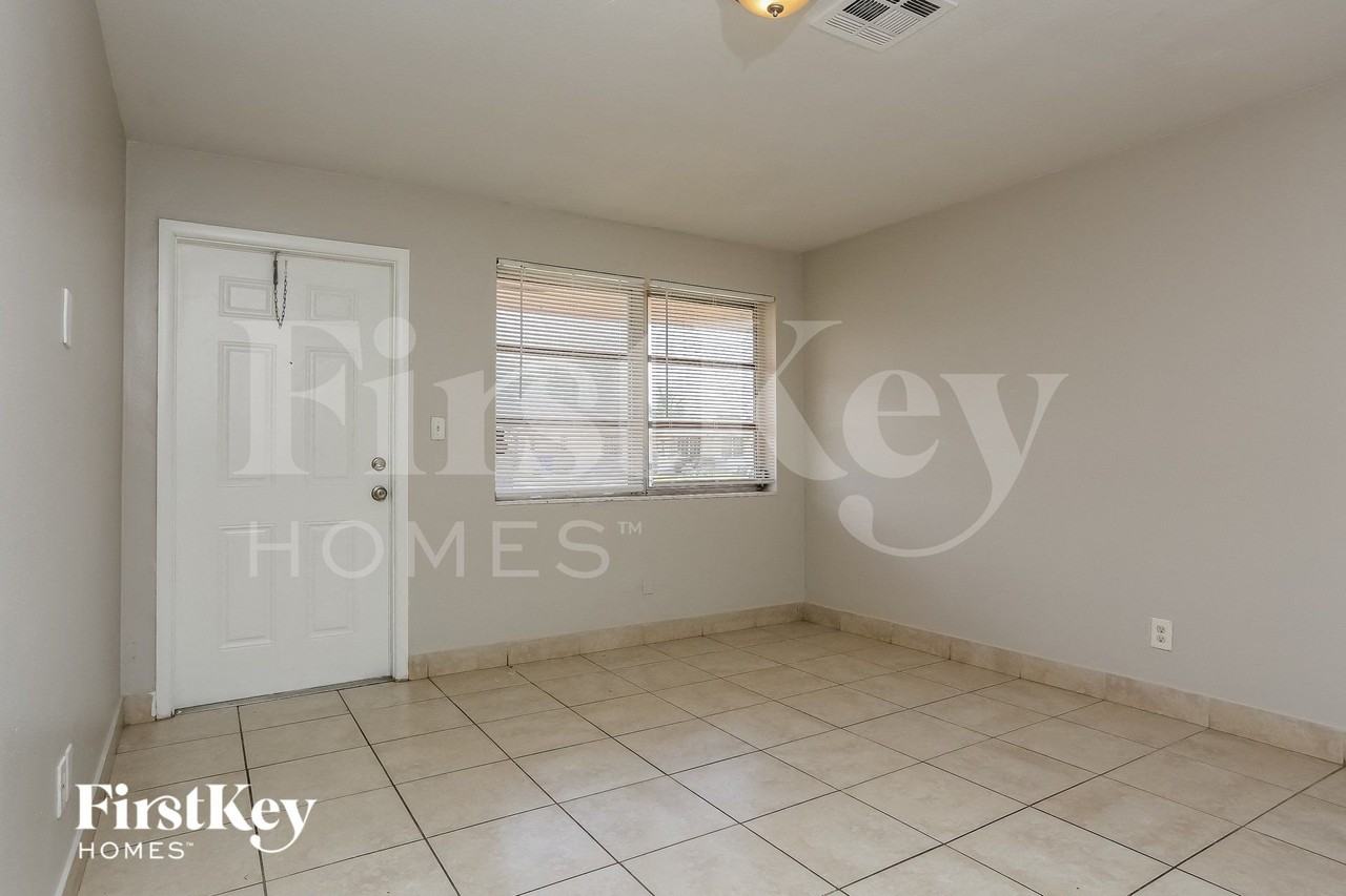1901 Sw 67th Ter - Photo 3 of 15