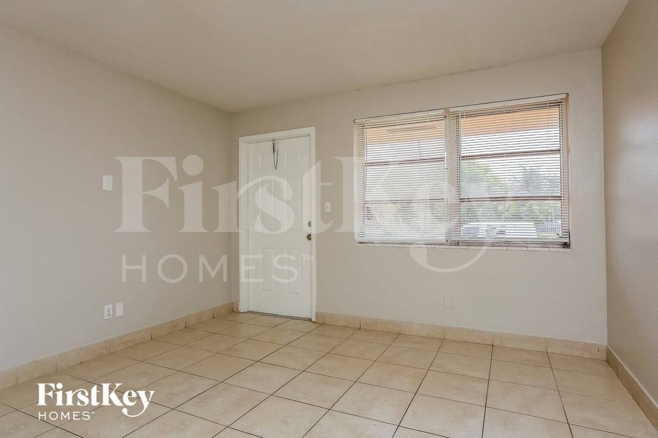 1901 Sw 67th Ter - Photo 4 of 15