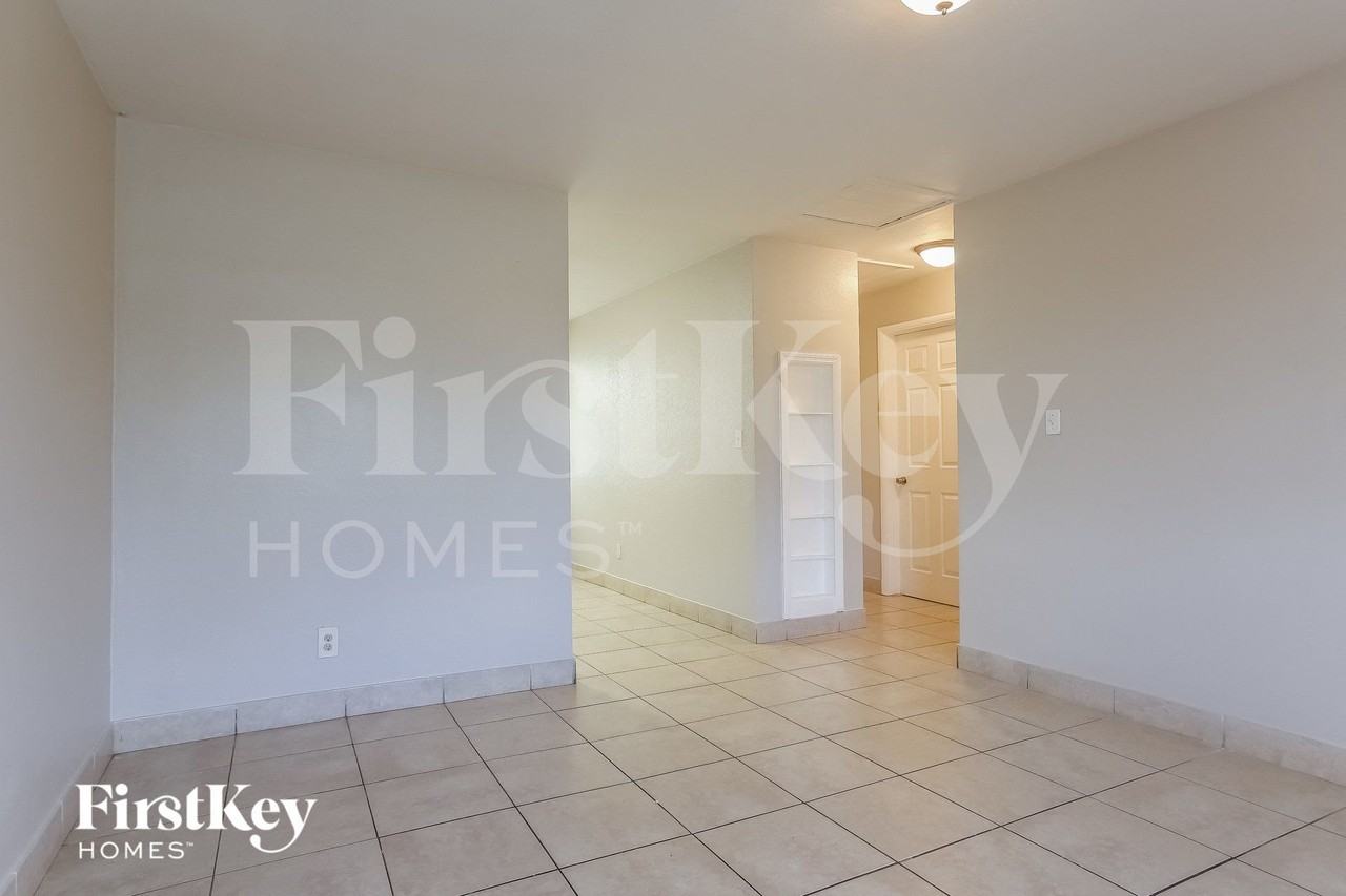 1901 Sw 67th Ter - Photo 5 of 15