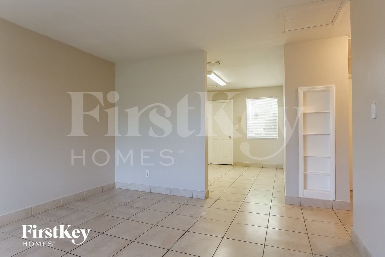 1901 Sw 67th Ter - Photo 6 of 15