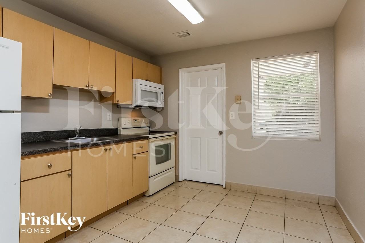 1901 Sw 67th Ter - Photo 7 of 15