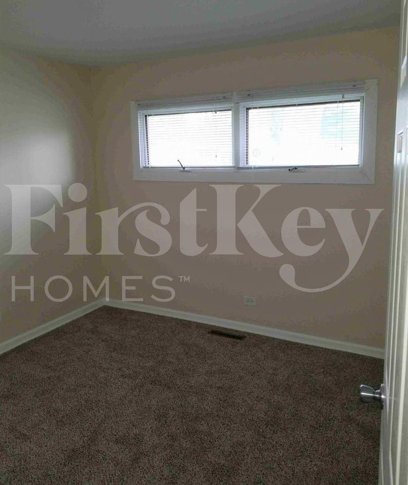 18642 W Karen Ln - Photo 7 of 14
