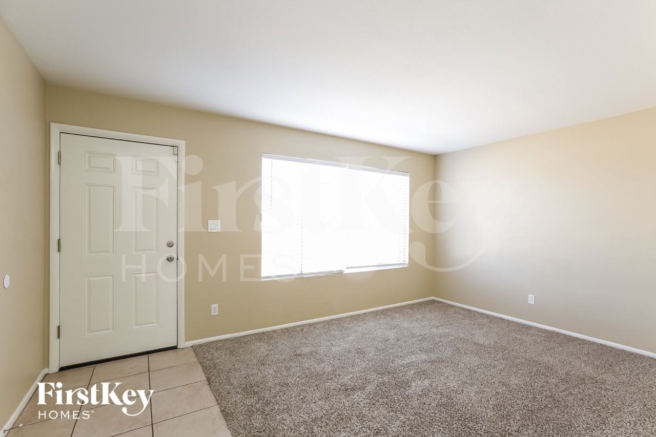 1633 W Charleston Ave - Photo 3 of 18