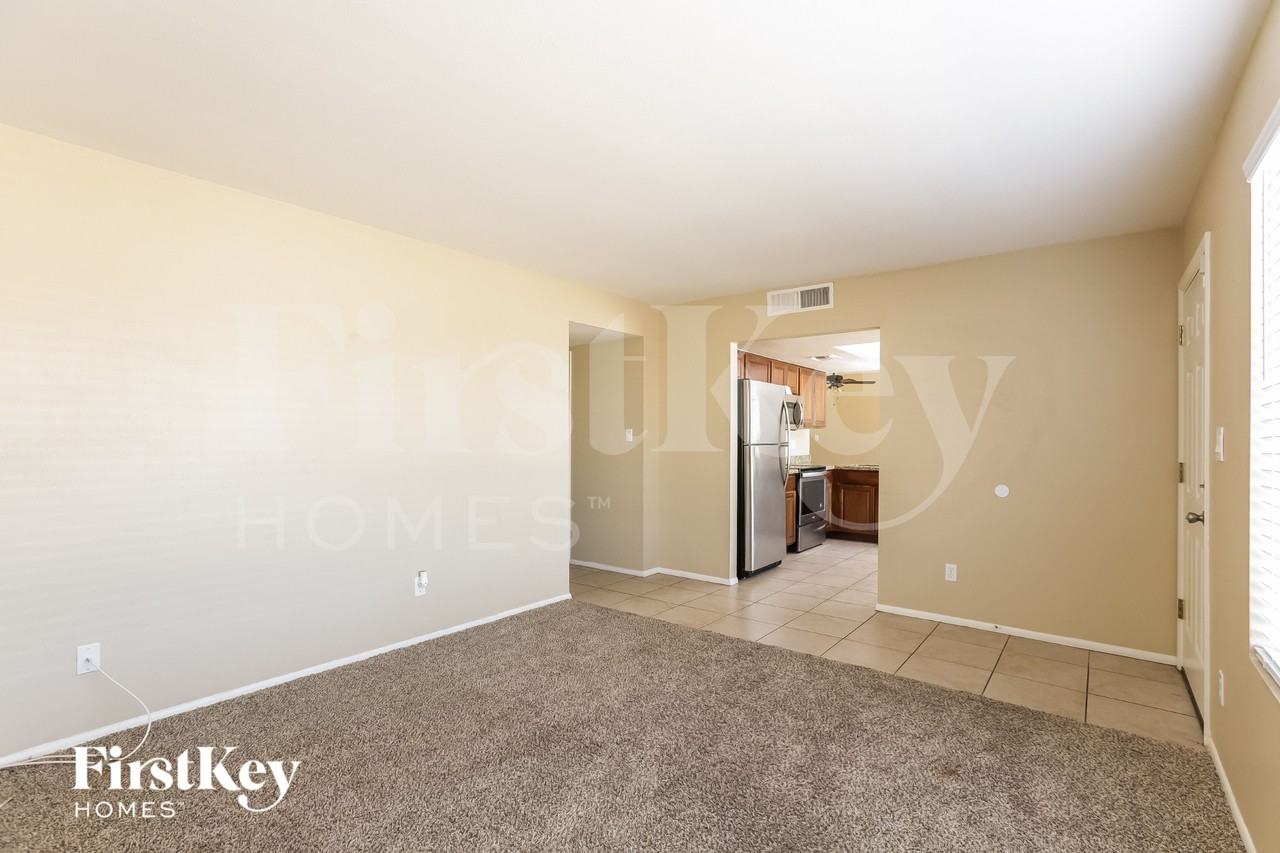 1633 W Charleston Ave - Photo 5 of 18