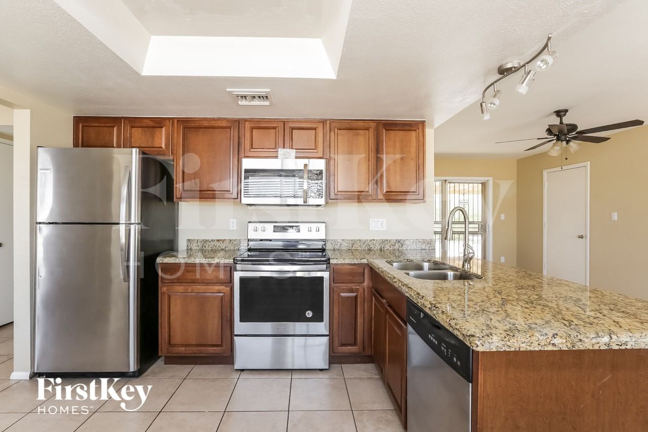 1633 W Charleston Ave - Photo 6 of 18