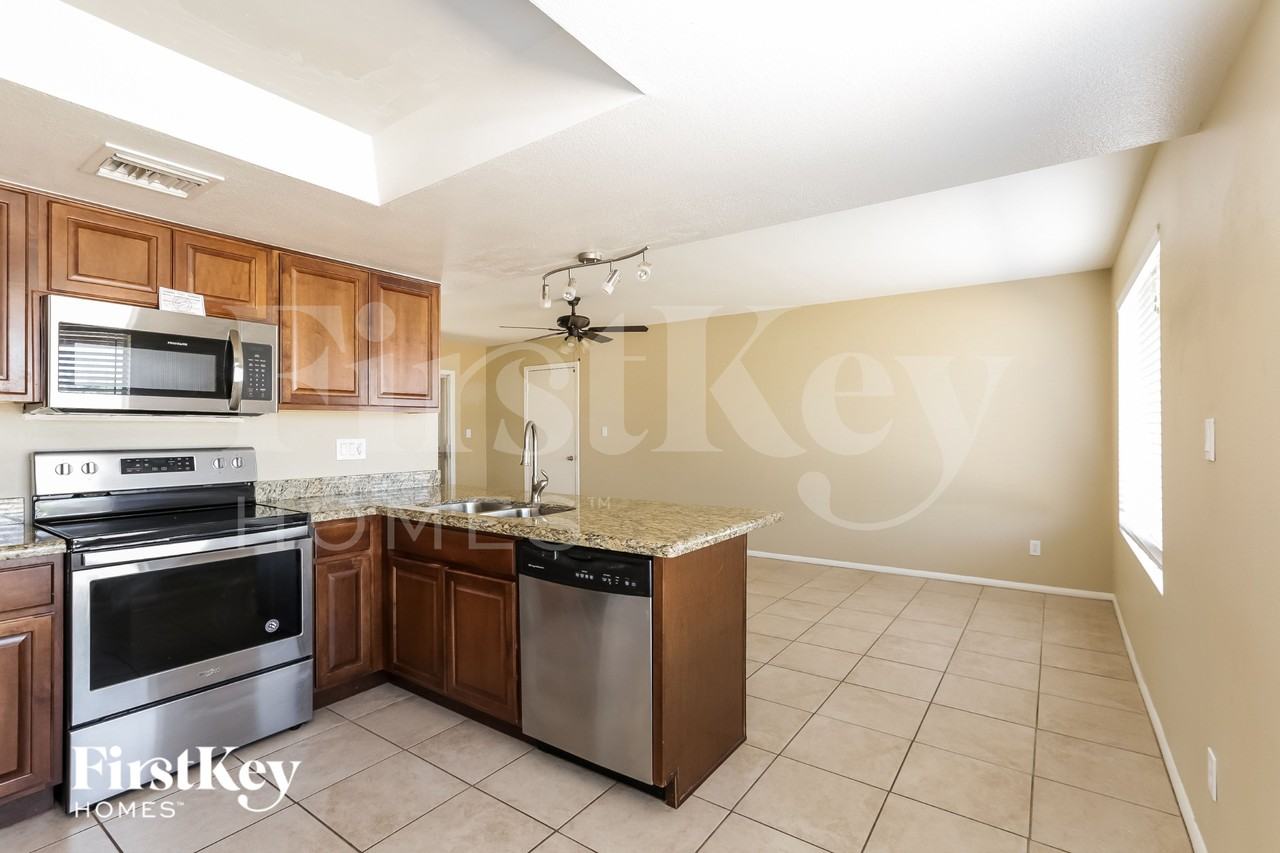 1633 W Charleston Ave - Photo 7 of 18