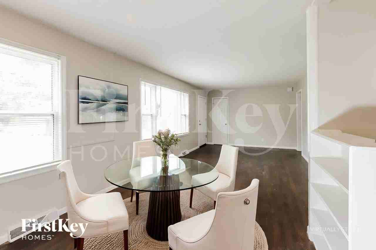 1403 Ne 67th Pl - Photo 7 of 19