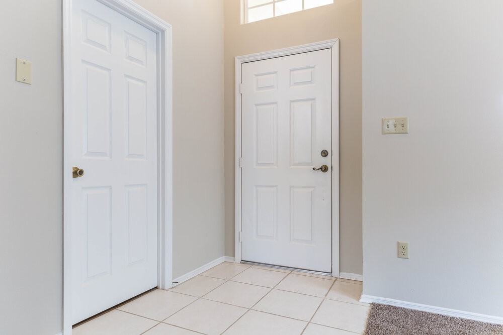 338 Lakebreeze Cir - Photo 2 of 16