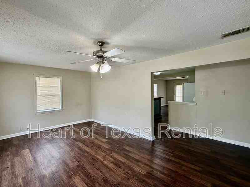 1009 Victoria St - Photo 3 of 14