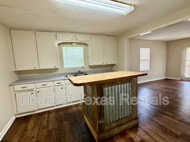 1009 Victoria St - Photo 4 of 14