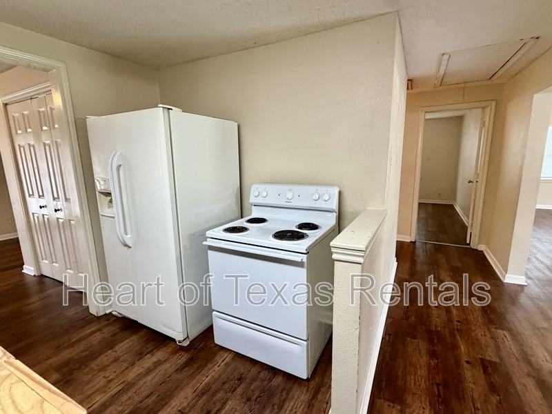 1009 Victoria St - Photo 5 of 14