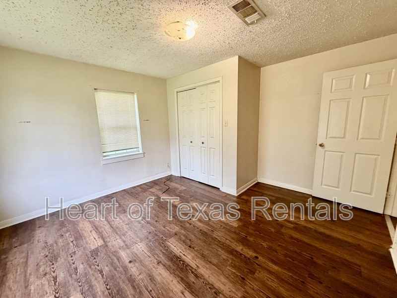 1009 Victoria St - Photo 6 of 14